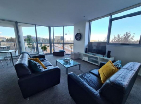 Grand 2BR between ANU and City